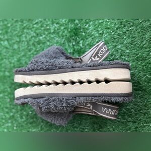 Koolaburra by UGG Gray Fuzzy Sandals Size 6